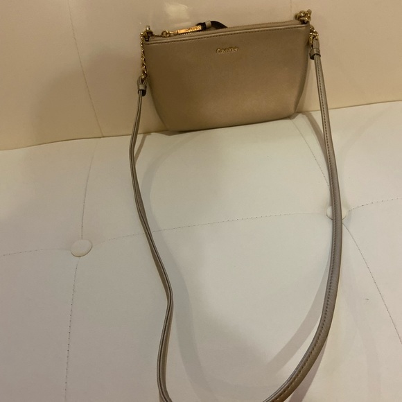 Calvin Klein gold shimmer cross body bag gold accents zipper closure - Picture 2 of 7